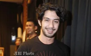 FILM TERBARU : Reza Rahadian Sakit, Syuting Film "Rudy Habibie" Dihentikan Sementara