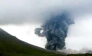 Meletus, Rokatenda Semburkan Awan Panas 2.500 Meter