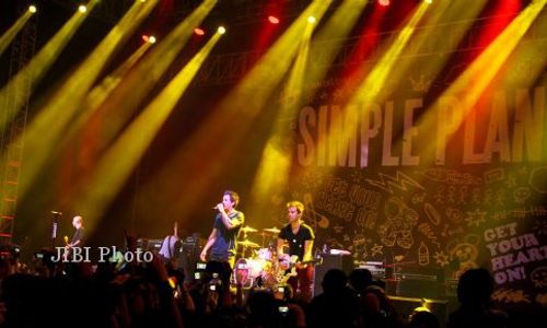 KONSER VIVA LA VIDA ANTV: Simple Plan Tampil Enerjik