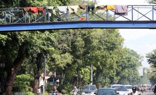 JEMURAN DI JEMBATAN PENYEBERANGAN