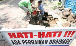 PENATAAN DRAINASE SOLO : Pemkot Tertibkan Bangunan Di Atas Drainase