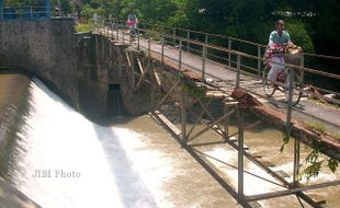 MELINTAS DI JEMBATAN NYAEN