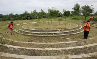 BERSIHKAN RUMPUT DAN PERDU