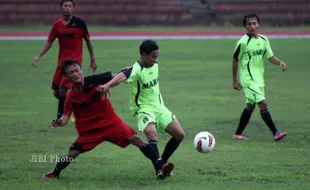 BERUSAHA MEREBUT BOLA