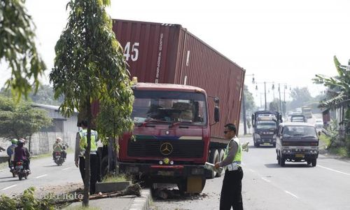 TRUK TABRAK MEDIA JALAN