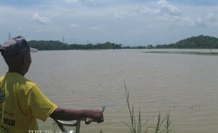 GELOMBANG TINGGI : Muara Sungai Opak Meluap Lagi