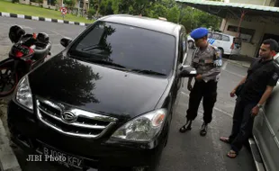 PENCURIAN : Kaca Mobil Dipecah, Uang Rp100 Juta Raib