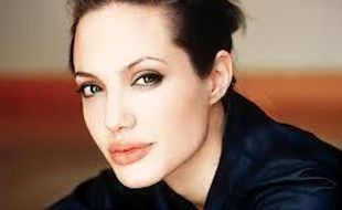 KABAR ARTIS: Angelina Jolie: Saya Sudah Menopause