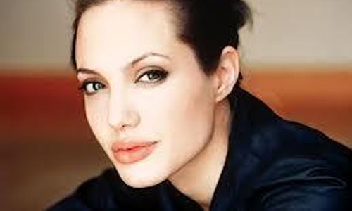 KABAR ARTIS: Angelina Jolie: Saya Sudah Menopause