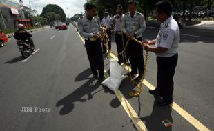 PERBAIKI RANTAI PEMBATAS