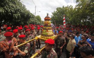 MEMBAWA TUMPENG BUAH