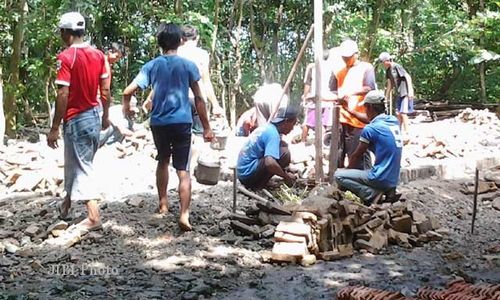 PROGRAM BEDAH RUMAH : Warga Dua Dukuh Bergotong-Royong Pugar Rumah Perempuan Lansia