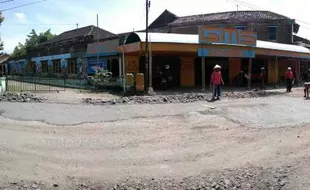 MENUTUP JALAN BERLUBANG