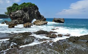 JALAN-JALAN : Melongok Pantai Jungwok nan Elok