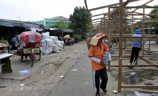 PASAR DARURAT ELPABES : Pedagang Swadaya Bongkar Bangunan