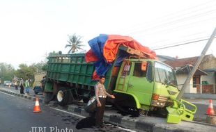 KECELAKAAN BOYOLALI : Oleng, Truk Tabrak Median Jalan Solo-Semarang