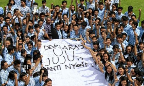 UN 2013 : Sekolah Talangi Dana Penyelenggaraan Ujian Nasional