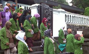 KELUAR DARI AREA MAKAM ASTANA GIRI BANGUN