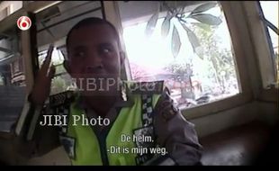 POLISI PALAK BULE: Perbaiki Citra, Polisi di Bali Rilis Video Simpatik