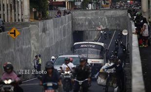 UNDERPASS MAKAMHAJI : Belum Lama Dioperasikan, Aspal Mengelupas