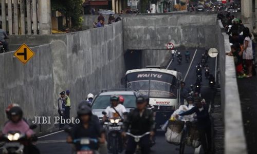 UNDERPASS MAKAMHAJI : Belum Lama Dioperasikan, Aspal Mengelupas