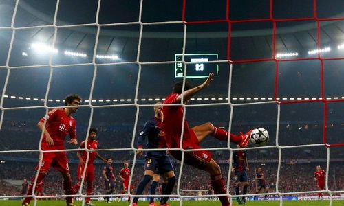 BAYERN SUPERIOR : Roura Protes Dua Gol Bayern