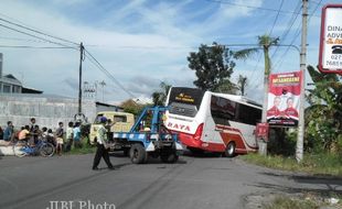 Bus Raya Tabrak Anggota Kopassus