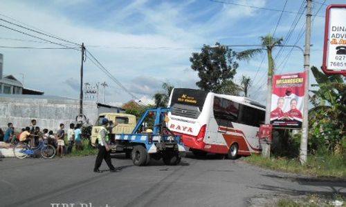 Bus Raya Tabrak Anggota Kopassus