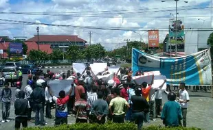 LAPAS SLEMAN DISERBU : Mahasiswa NTT Demo Di Bundaran UGM