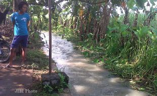 Bocah 2 Tahun Asal Ceper Hilang Hanyut di Parit