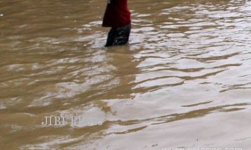 BANJIR MADIUN : Hujan Deras, Madiun Terendam Air hingga 1 Meter