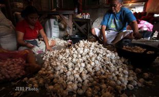 Ada OP, Harga Bawang Putih dan Merah di Kota Madiun Turun