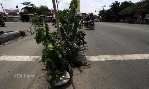  PENANDA JALAN BERLUBANG