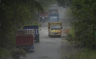 SEPUTAR MERAPI : Banyak Dilintasi Truk, Jalur Evakuasi Merapi Rusak Parah