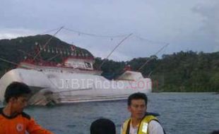 KAPAL TENGGELAM : 5 Hari Terapung, 12 ABK Selamat