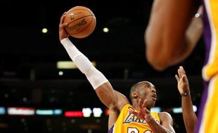 Triple Double Kobe Bawa Lakers Amankan Jalur Playoff