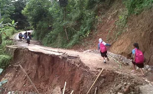  Longsor, Warga Rotogondang Terisolasi