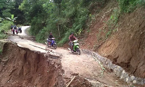  JALAN DI ROTOGONDANG LONGSOR