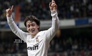 GALATASARAY Vs REAL MADRID : Dukungan Fans Tuan Rumah untuk Ozil