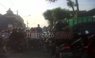 PEREMPATAN KRONGGAHAN MACET TANPA POLISI