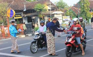 Ingin Terlihat Ramah, Polisi Pakai Beskap