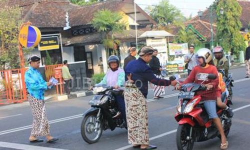 Ingin Terlihat Ramah, Polisi Pakai Beskap