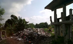  Duh, Tanggul Kali Bengawan Dijadikan Tempat Pembuangan Sampah!