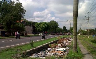  Duh, Jl Raya Solo-Sragen Jadi Tempat Pembuangan Sampah