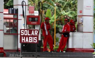 SOLAR LANGKA : Truk Angkutan Barang Tak Berani Jalan Jauh