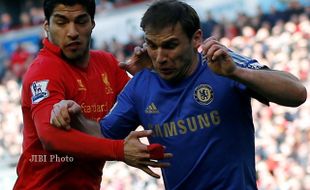 GIGITAN SUAREZ : Gigit Bek Chelsea, Suarez Terancam Sanksi FA