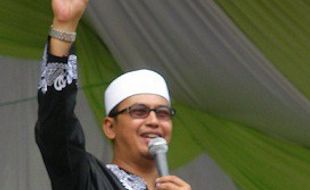 UJE MENINGGAL: Inilah Kisah Perjalanan Hidup Si Ustad Gaul