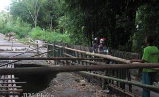 RAWAN LONGSOR : Dinilai Rawan, Warga Cepogo Bikin Jembatan Darurat