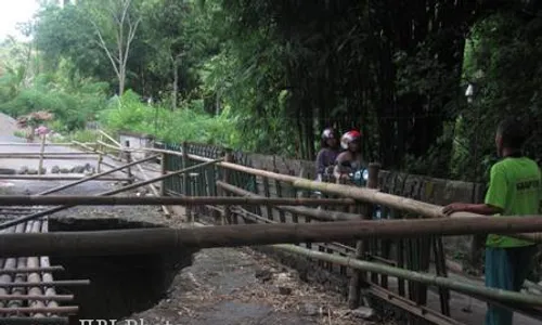 RAWAN LONGSOR : Dinilai Rawan, Warga Cepogo Bikin Jembatan Darurat