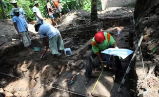 EKSKAVASI KRATON DALAM